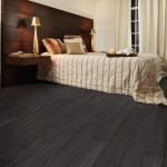 Sàn phòng ngủ bằng gỗ tối màu