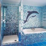 Mosaikkdelfin på baderomsveggen