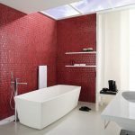 Червена стена в бял интериор за баня
