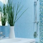 Modrá mozaika na stěnách koupelny