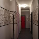 Λωρίδες στους τοίχους στο διάδρομο