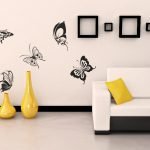 Perhosia seinällä