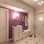 Ang wallpaper ng lilac sa isang puting interior