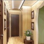Φωτεινό και σκοτεινό ξύλο στο διάδρομο