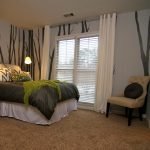 Phòng ngủ màu xanh lá cây và màu xám với trang trí tường