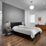 Enkle møbler i et moderne soveværelse