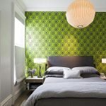 מרקם ירוק על הקירות בחדר השינה