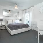 Kombinasjonen av hvitt og grått i en moderne leilighet