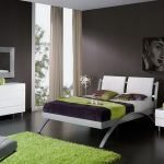 Žalias kilimas pilkame miegamajame
