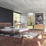 ריהוט עץ בחדר השינה עם קירות אפורים