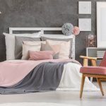 Grijze muren en roze textiel in de slaapkamer