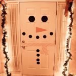 Bonhomme de neige à la porte