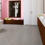 Die Kombination aus rosa Wänden und weißen Möbeln