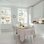 Kjøkken med hvite møbler