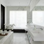 Murs en marbre et sol de salle de bain