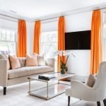 Oransje gardiner i et hvitt interiør