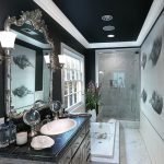 Salle de bain avec un plafond noir dans la maison