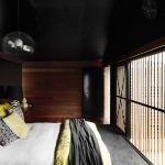 Modernus miegamasis su juodomis lubomis