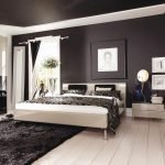 Phòng ngủ với trần màu đen