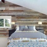 Ściana z drewna w sypialni