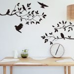Šakos su paukščiais ant sienos