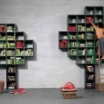 Alberi con libri sul muro