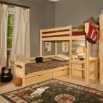 Dřevěný nábytek v dětském pokoji