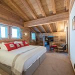 Spálňa s dreveným stropom
