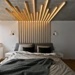 Podsvietený strop z preglejky v spálni
