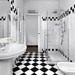 Azulejos preto e brancos no banheiro