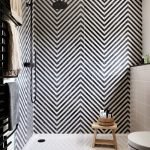 Zigzag wall decor over the bathtub