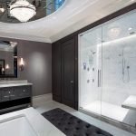 Grote douche in een privéhuis