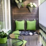 Πράσινα μαξιλάρια σε ξύλινο τοίχο