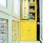 Interiør med gule møbler
