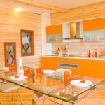 Combinația de portocaliu și lemn în bucătărie
