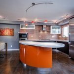 Comptoir de bar orange dans une cuisine moderne
