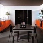 Mustat ja oranssit huonekalut keittiössä