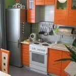 Oranje keuken in het appartement