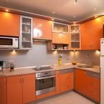 LED-bakgrunnsbelysning i det oransje kjøkkenet