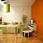 Mur orange dans une cuisine moderne