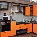 Stilinga juodos ir oranžinės spalvos virtuvė