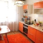 Fargerikt oransje kjøkken