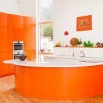 Islote naranja en la cocina