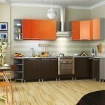 Ruskea oranssi keittiö
