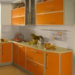 Kleine oranje keuken in het huis