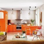 Kök-vardagsrum i orange toner