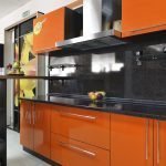 المطبخ الأسود والبرتقالي