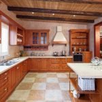 Riesige Küche mit Holzmöbeln