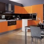Kombinasjonen av oransje og grå på kjøkkenet