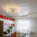 Perabot dapur dengan fasad merah